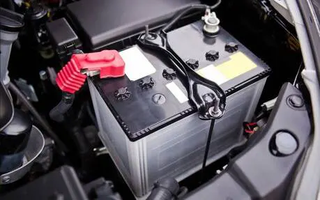 Batterie 12 V d’une voiture moderne, capot ouvert