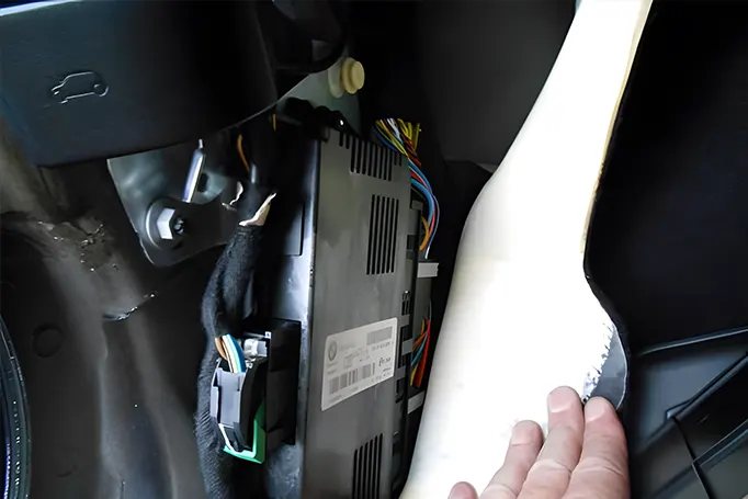 ECU automobile ouvert avec carte électronique