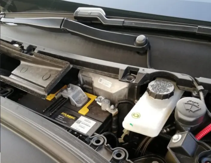 Batterie 12V dans un coffre de voiture électrique