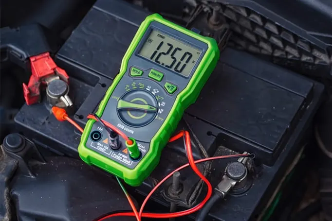 Mesure de tension batterie 12V au multimètre