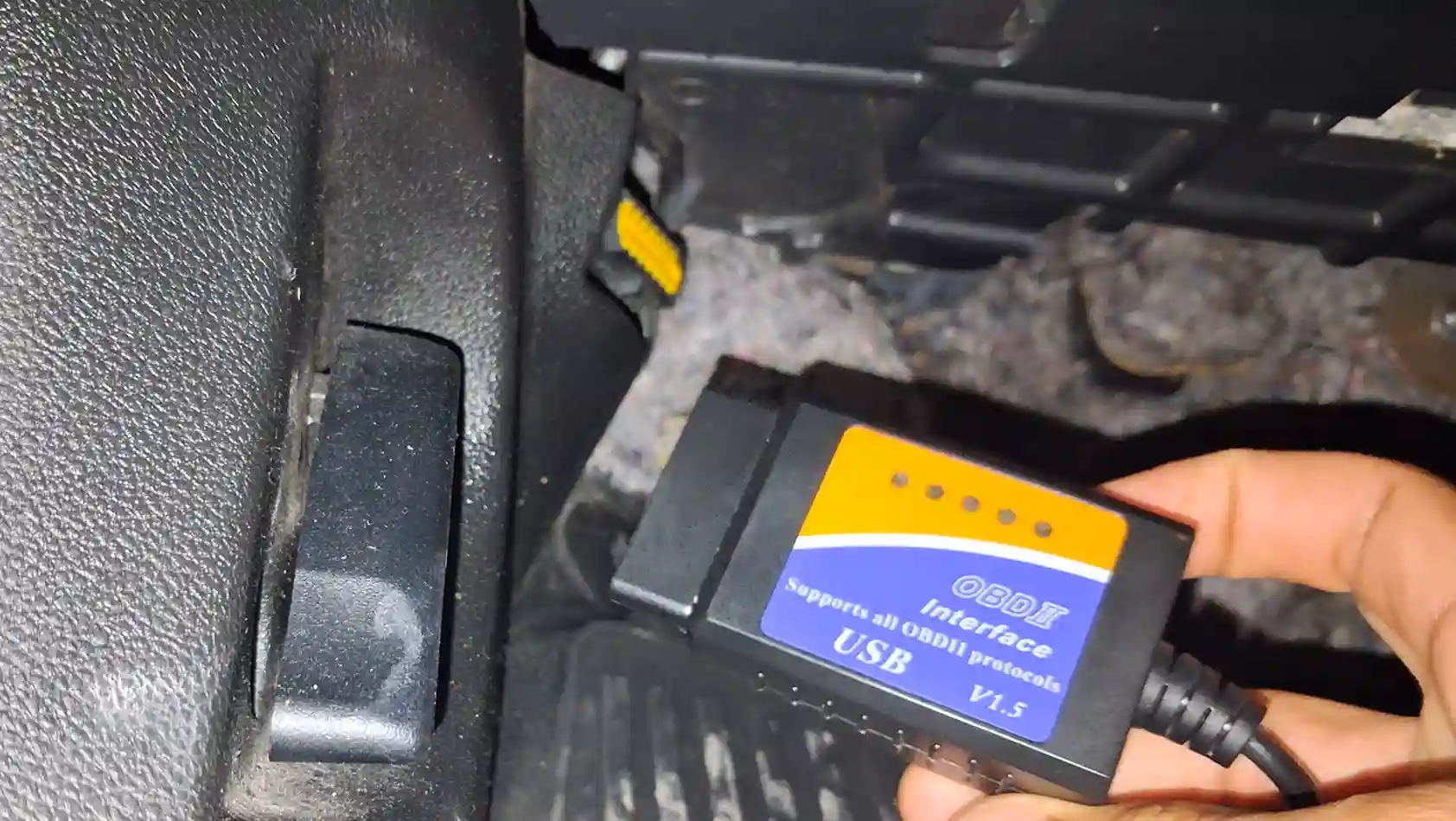 Interface de diagnostic branchée sur la prise OBD2 de la Mégane 4